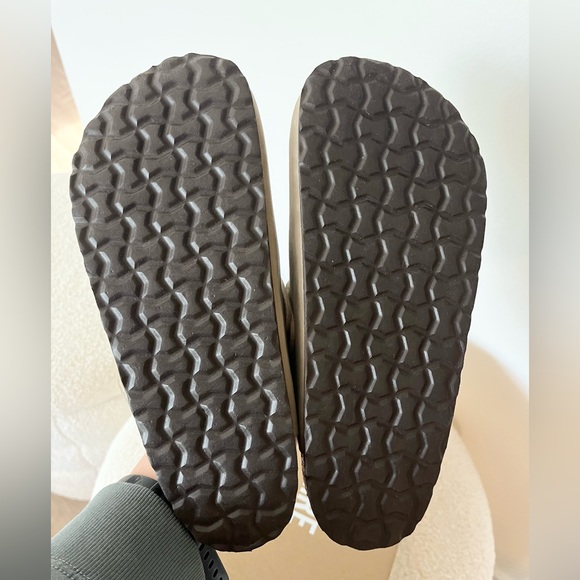 SOLD: Cushionaire clogs. Brand new. Never worn - Picture 2 of 2